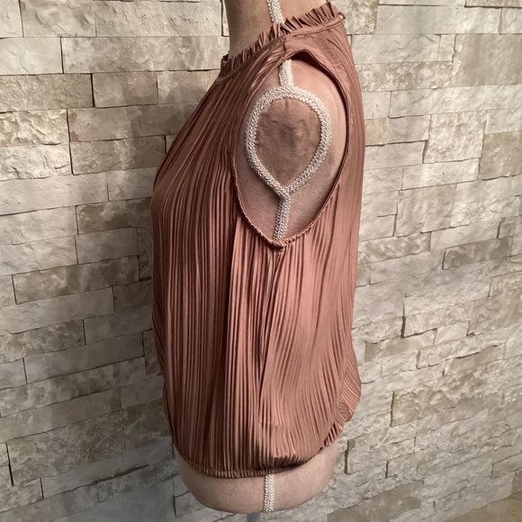 Evereve Mallory Plisse Sleeveless Top - Picture 4 of 8